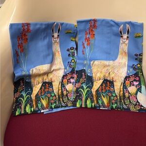 NEW — Set Of 2 —GreenBox Art Culture Kitchen Dish Tea Towels 21"x28" Llamas. NWT